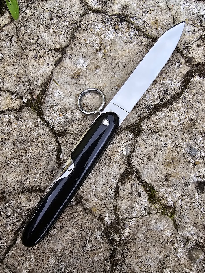 Couteau navette 10 cm en corne de buflle, avec anneau